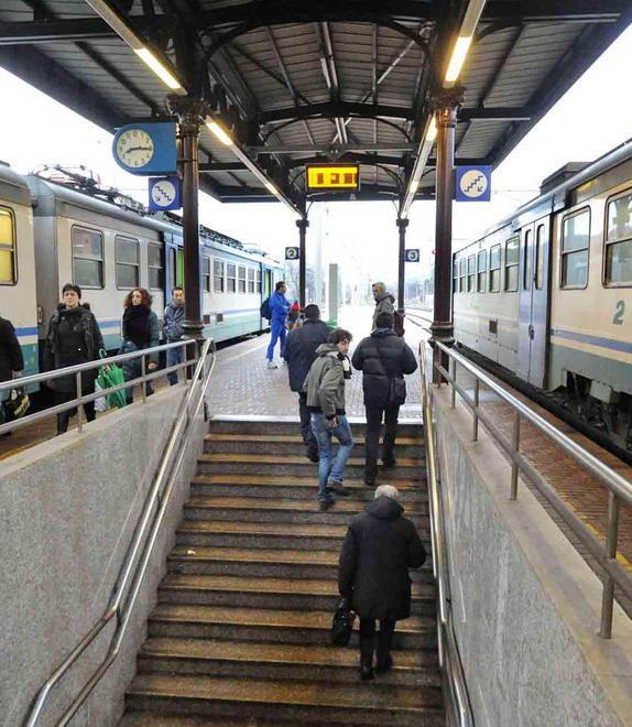Il treno da Firenze ritarda e il bus navetta se ne va Pendolari in rivolta