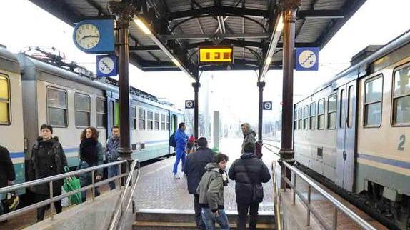 Il treno da Firenze ritarda e il bus navetta se ne va Pendolari in rivolta