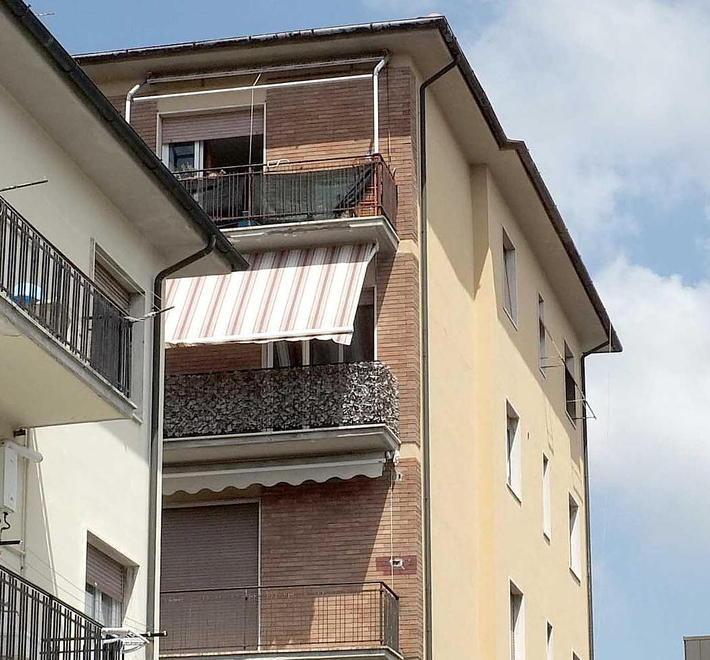 Imprenditore sale sul tetto e si lancia nel vuoto 