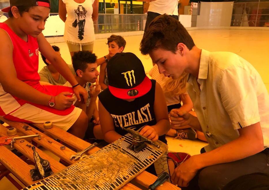 I bambini a lezione di skate grazie all’associazione Agorà 