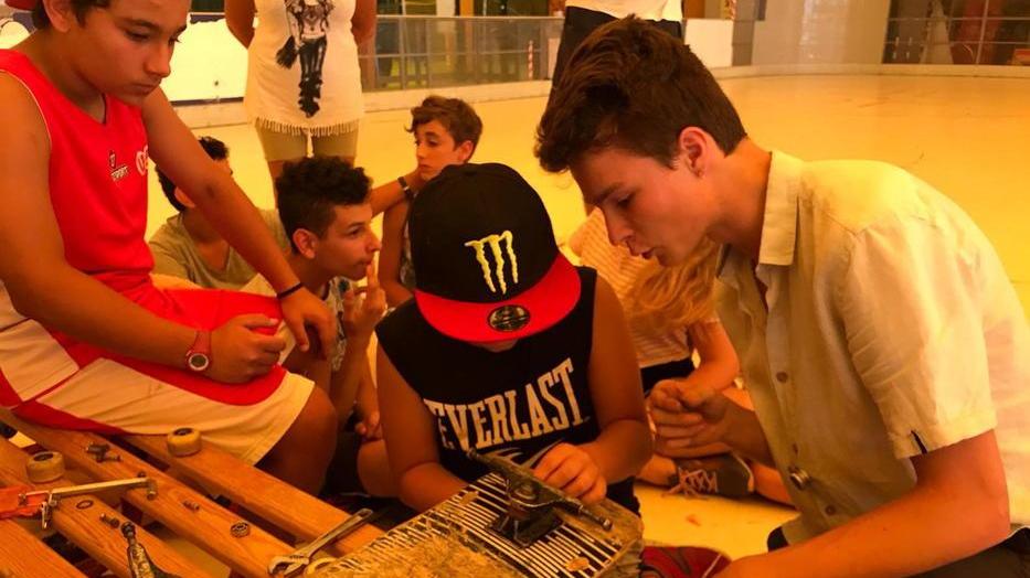I bambini a lezione di skate grazie all’associazione Agorà