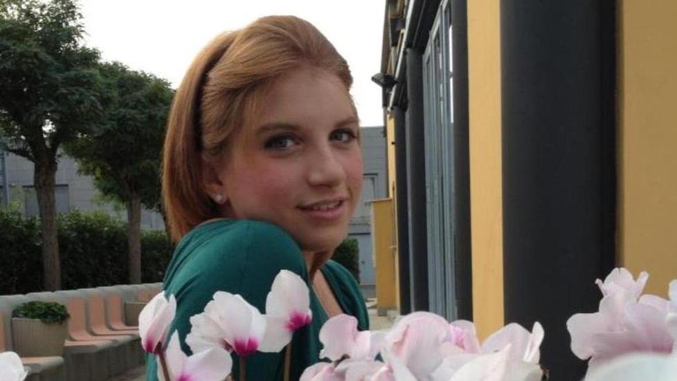 Tanti palloncini in cielo per dire addio a Chiara