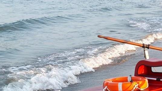 Patini scaraventati in mare e postazioni dei bagnini rotte