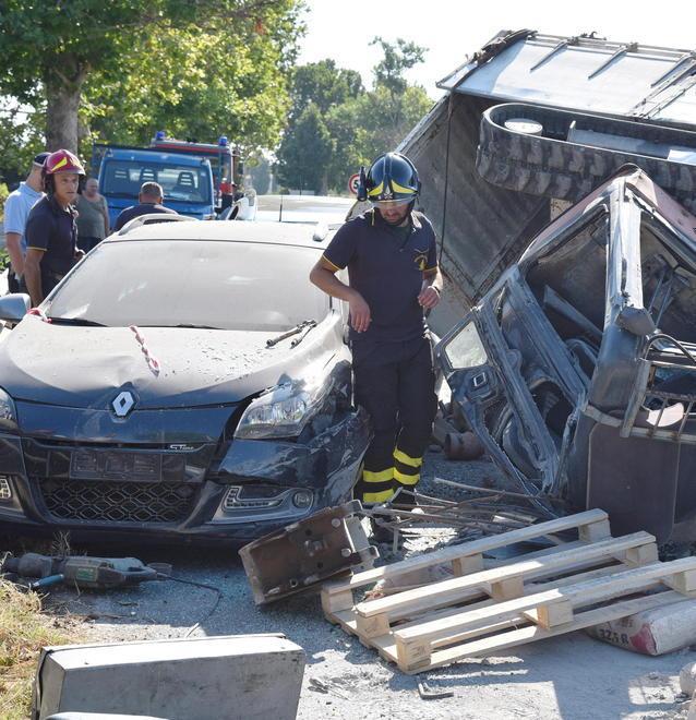 Ruspa cade da un camion: terrore
