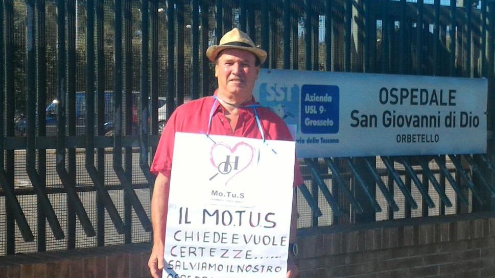 Riccardo fa l’uomo sandwich in difesa del San Giovanni di Dio
