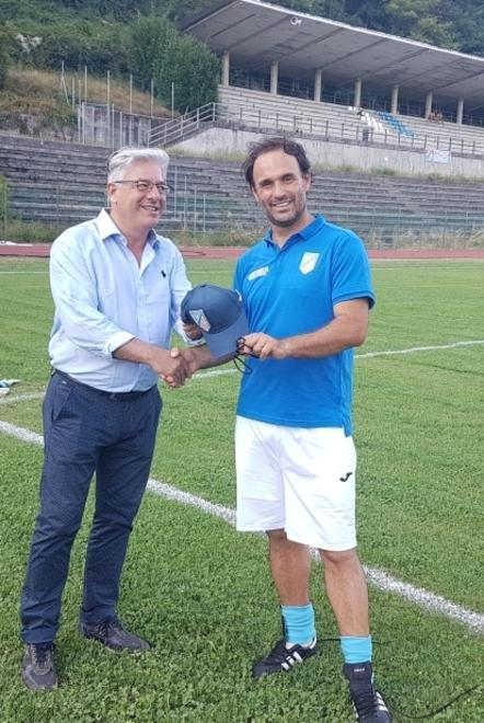 Pagliuca riceve il cappellino dal presidente Fabrizio Nieri 