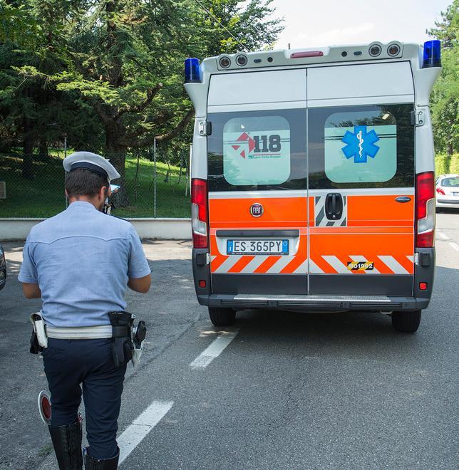 Un 76enne in scooter cade e finisce all’ospedale