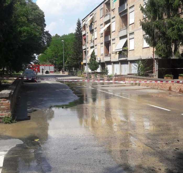 Si rompe un tubo dell’acqua Strade allagate, utenti a secco 