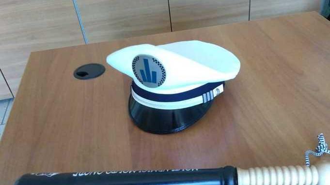 In auto con uno sfollagente e senza patente, denunciato