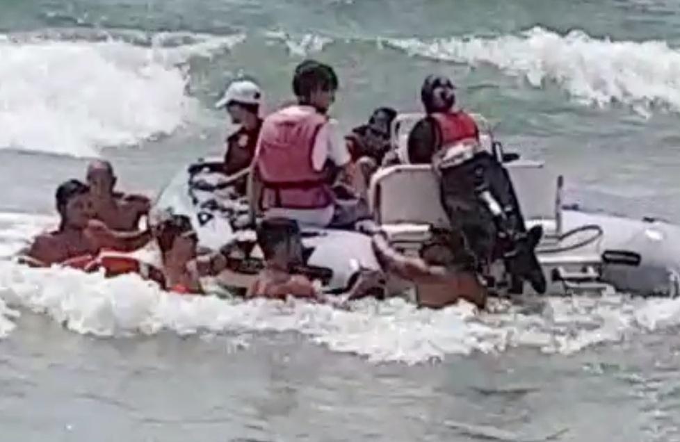 Travolti dalle onde: ore di paura per 19 ragazzini a scuola di vela salvati dalla Capitaneria - Video