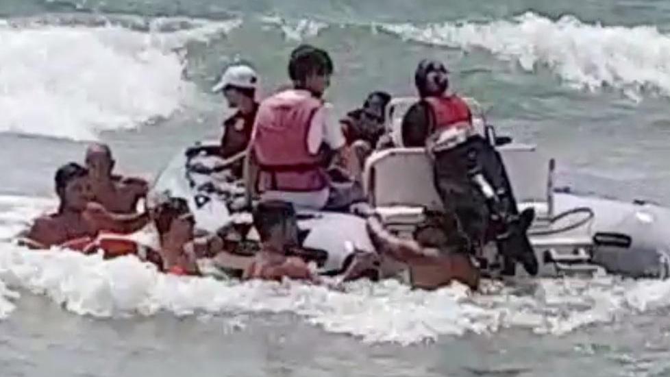 Travolti dalle onde: ore di paura per 19 ragazzini a scuola di vela salvati dalla Capitaneria - Video