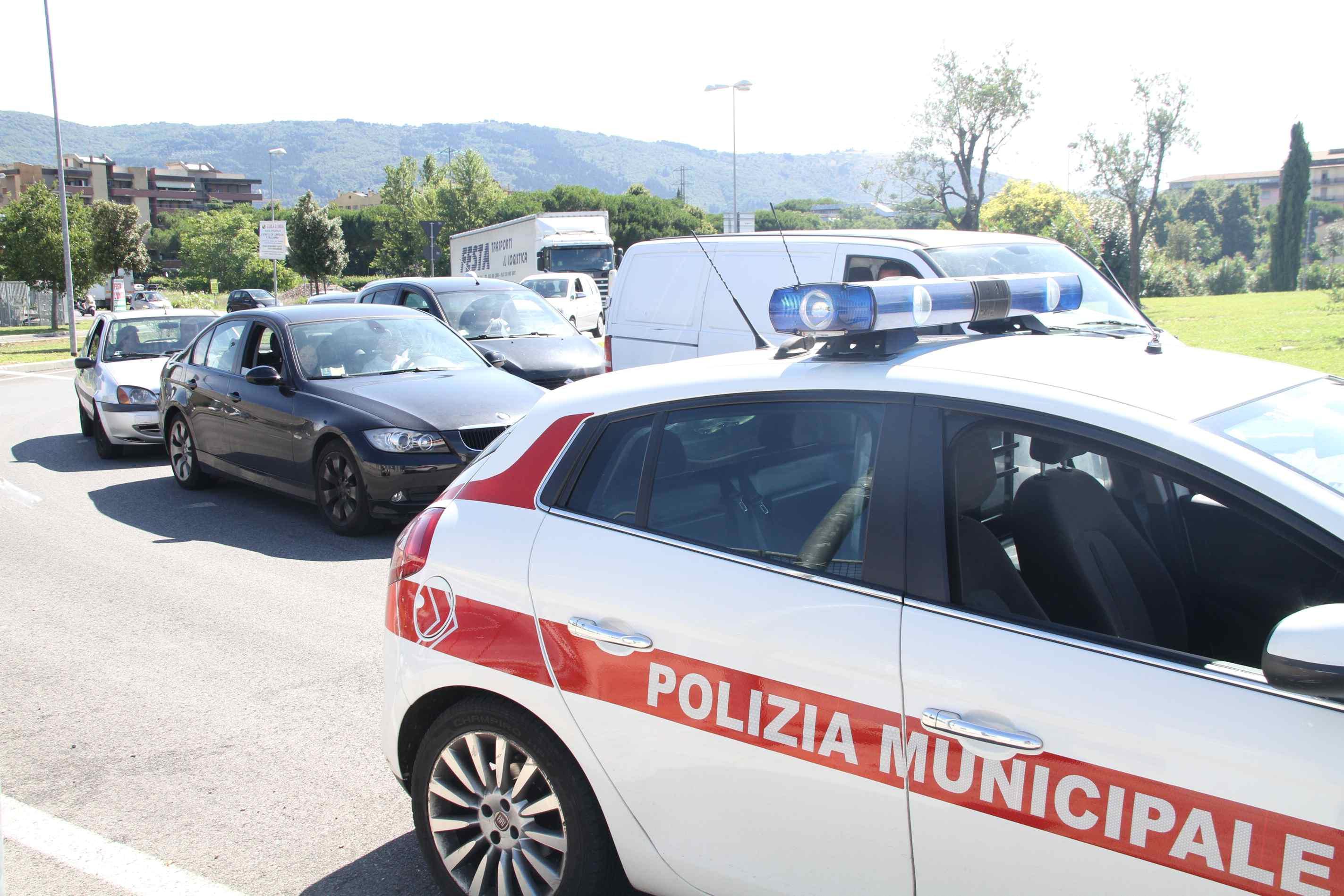 Un'auto della polizia municipale alla rotatoria di viale Nenni