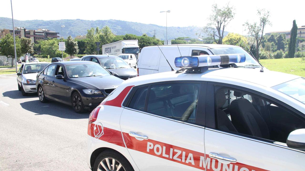 Un'auto della polizia municipale alla rotatoria di viale Nenni