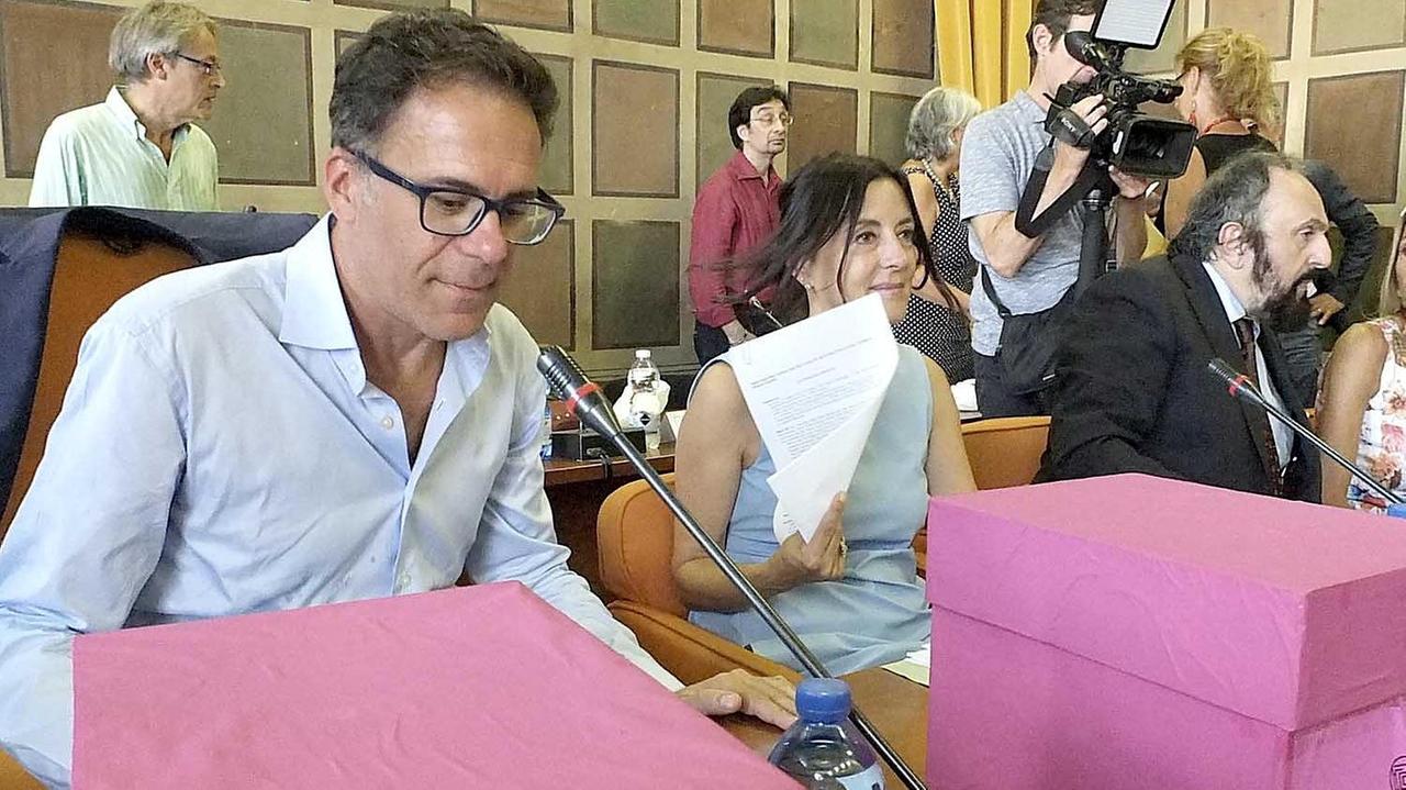Il sindaco Michele Conti guarda le cassette rosa con le firme raccolte dalla Casa della Donna contro la nomina di Buscemi