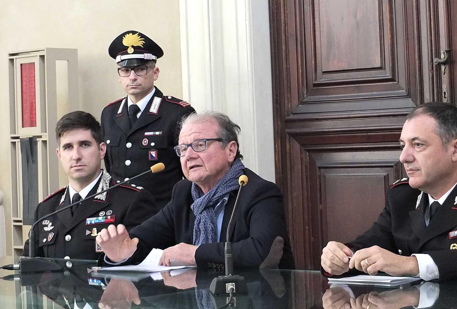 Il procuratore capo Alessandro Crini alla conferenza stampa sugli arresti per tentata estorsione