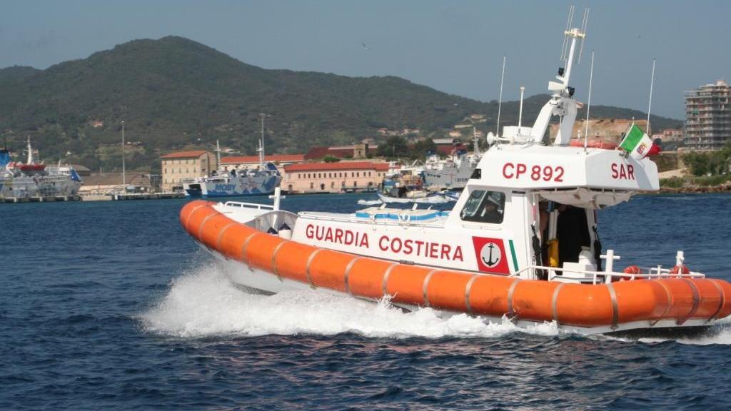 Costruisce una piattaforma di cemento su una scogliera all'Elba: denunciata