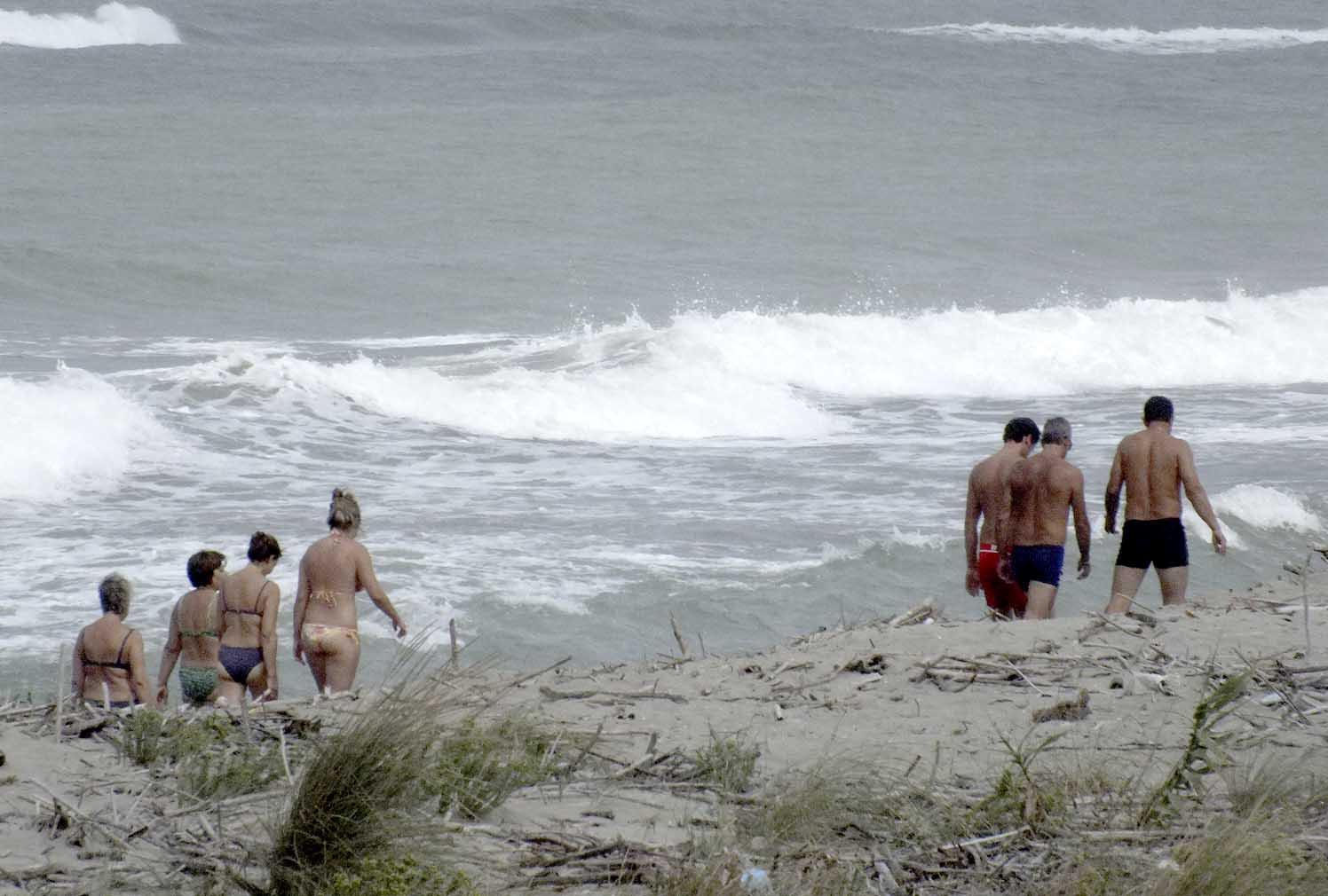 Mare mosso a Marina di Vecchiano (foto d'archivio)