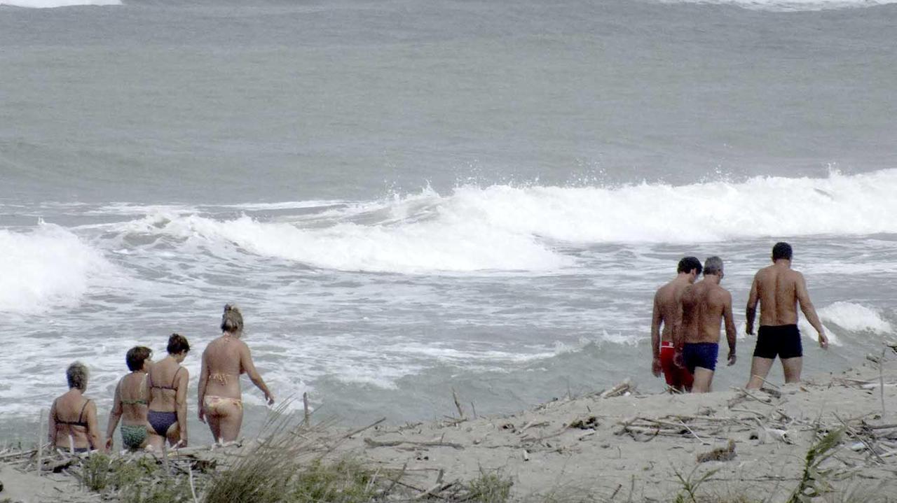 Mare mosso a Marina di Vecchiano (foto d'archivio)