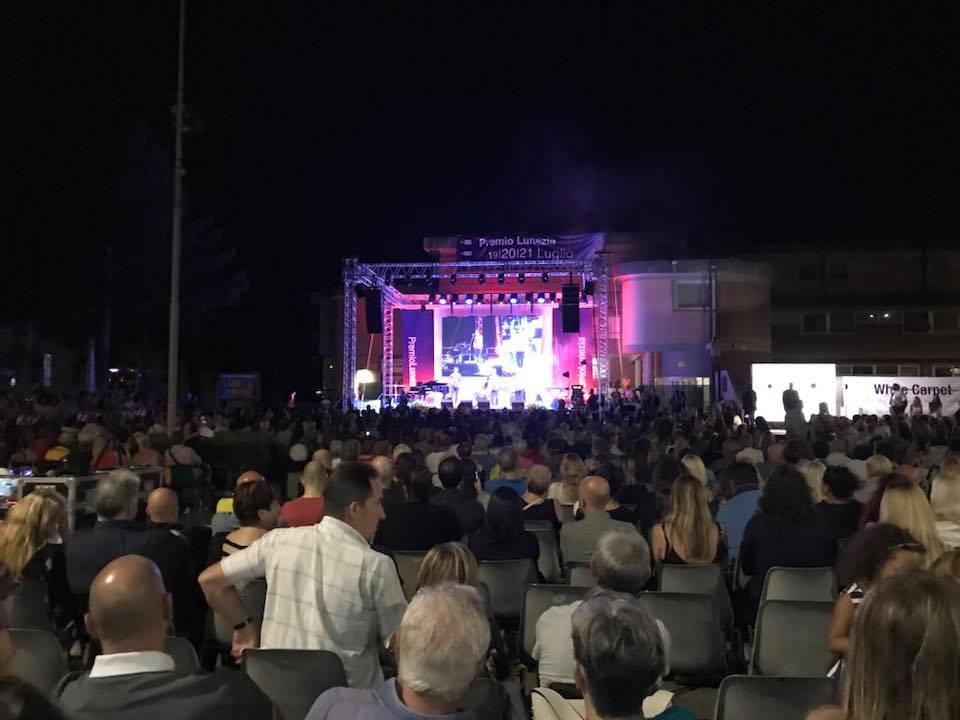La piazza strapiena per il Premio Lunezia