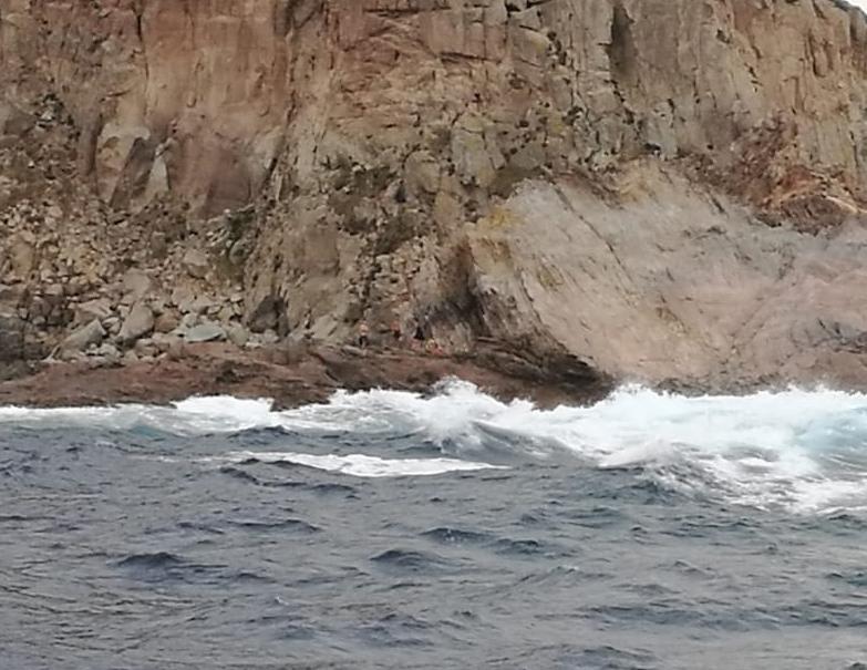 I naufraghi in attesa dei soccorsi sono riusciti a salire in questi scogli