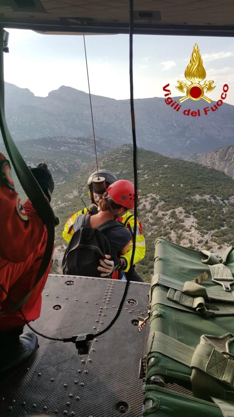 I vigili del fuoco recuperano con l'elicottero due turisti olandesi dispersi 