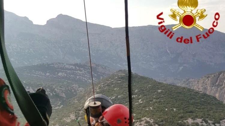 I vigili del fuoco recuperano con l'elicottero due turisti olandesi dispersi