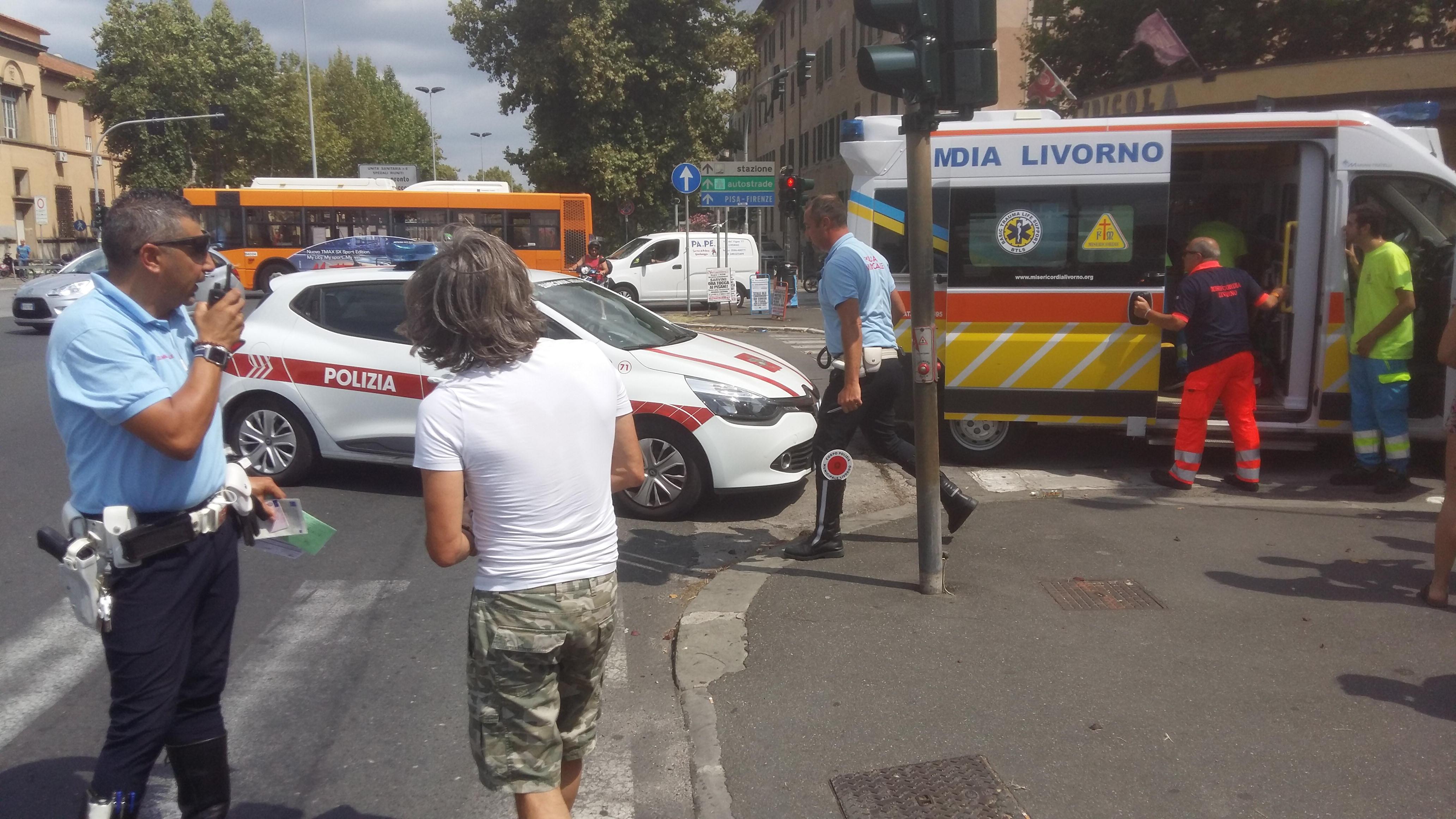Anziana travolta da un’auto dopo il furto di una minigonna da Eurasia