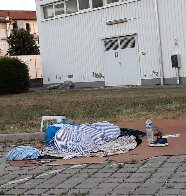 Rifiuti gettati in strada Scattano 18 multe Allontanati 8 nomadi 