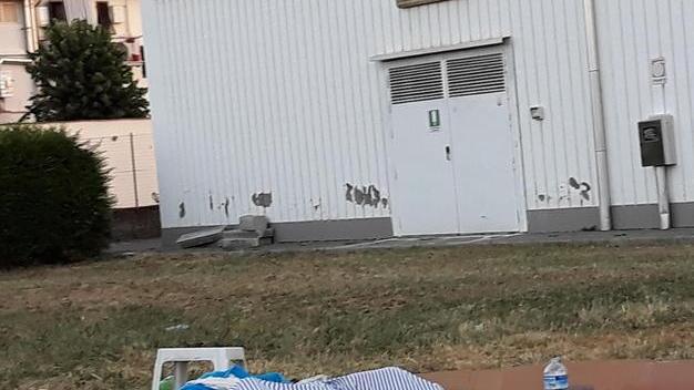 Rifiuti gettati in strada Scattano 18 multe Allontanati 8 nomadi