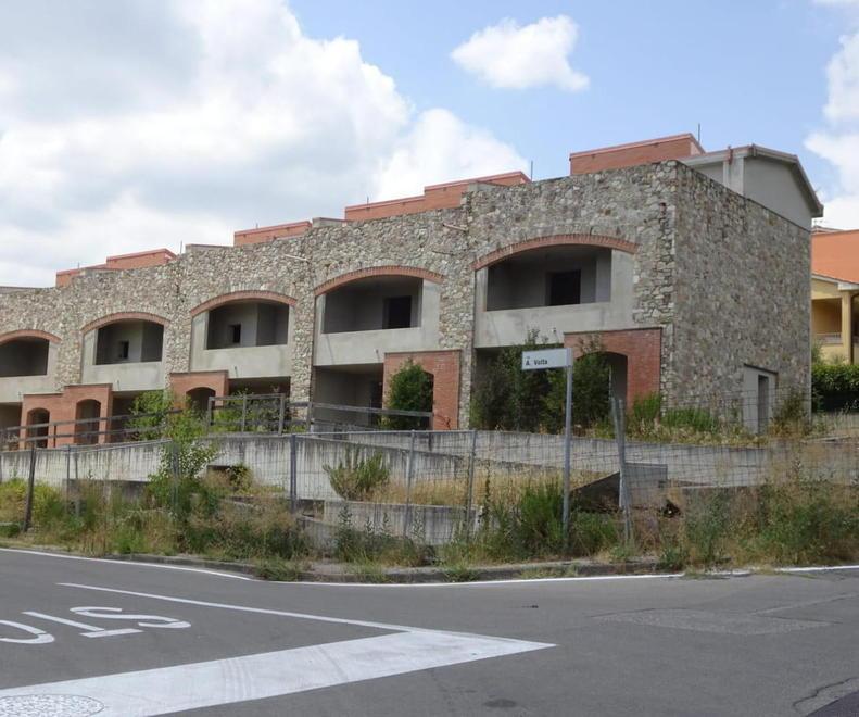 Dormivano nelle casette mai finite di costruire Sgomberato un bivacco 