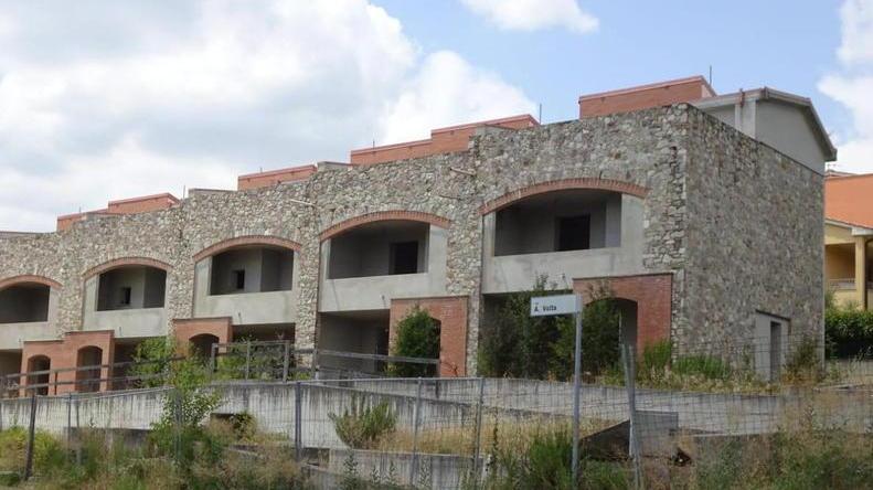 Dormivano nelle casette mai finite di costruire Sgomberato un bivacco