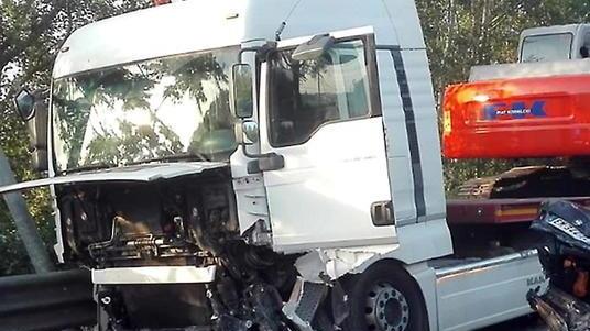Scontro tra camion e due auto Ferite due persone: una è grave