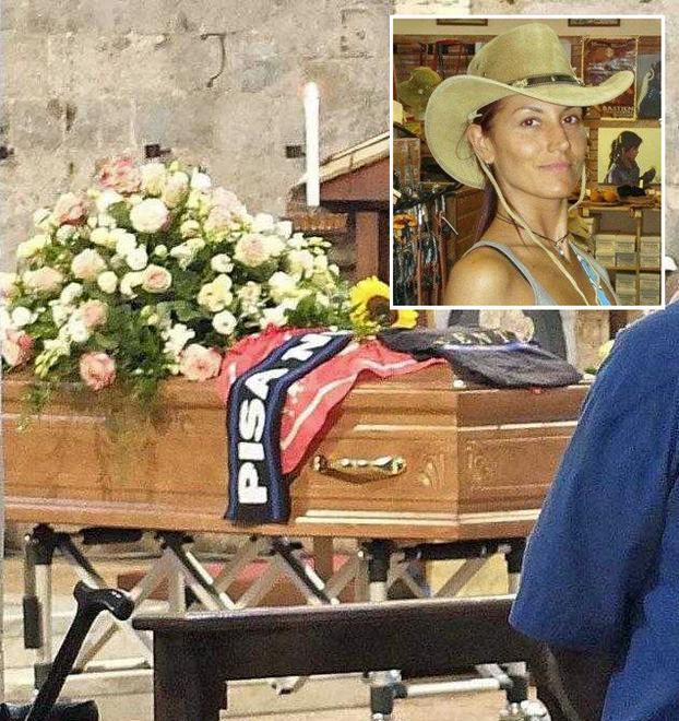 La sciarpa del Pisa sul feretro di Selene nel suo ultimo viaggio 