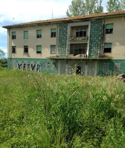 Beccato dalle telecamere mentre lascia in strada lastre di ferro: maxi multa