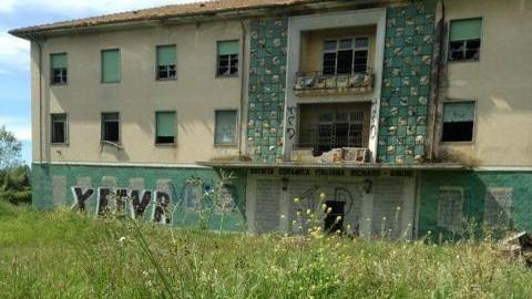 Beccato dalle telecamere mentre lascia in strada lastre di ferro: maxi multa