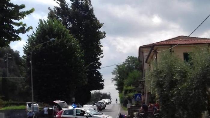 Si schianta contro un’auto, rischia l’amputazione