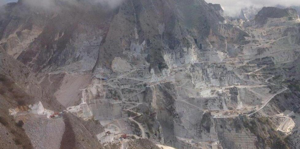 Dalle cave scendono sempre più blocchi in calo le scaglie scure