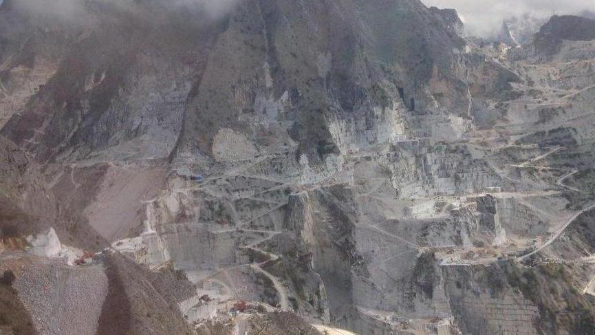 Dalle cave scendono sempre più blocchi in calo le scaglie scure