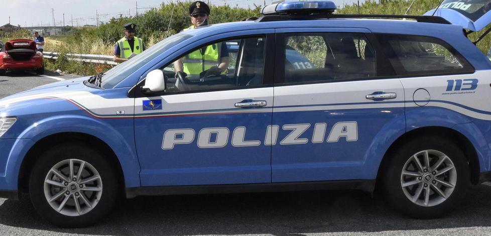 Scontro fra auto, una vettura si ribalta In due all’ospedale 
