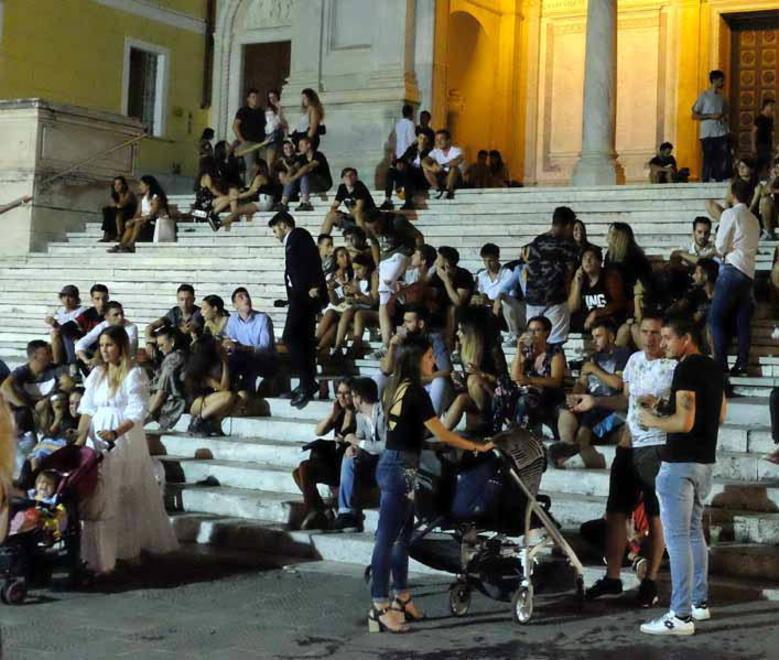 Danni a un’auto e un denunciato dopo una lite 