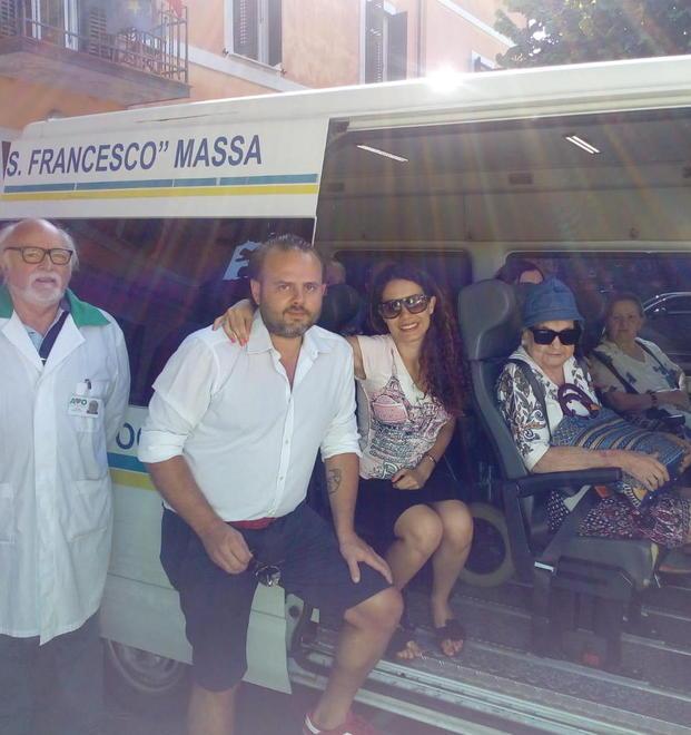 L’emozione del mare per un gruppo di anziani della Ascoli 