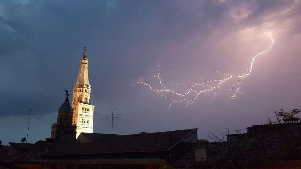 Federica e il fulmine che accarezza la torre civica