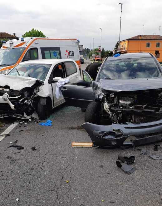 Pauroso scontro frontale Uomo resta incastrato all’interno della vettura 