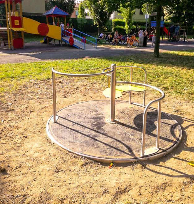 Giostra inclusiva al parco di via De Gasperi