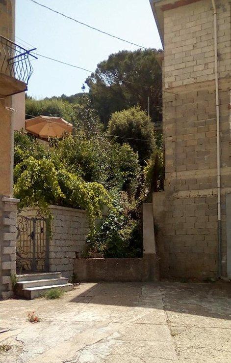 Novantenne precipita da un muretto È gravissimo