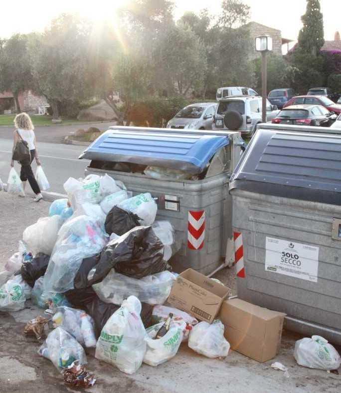 Liscia di Vacca vacanze di lusso tra i cassonetti dei rifiuti