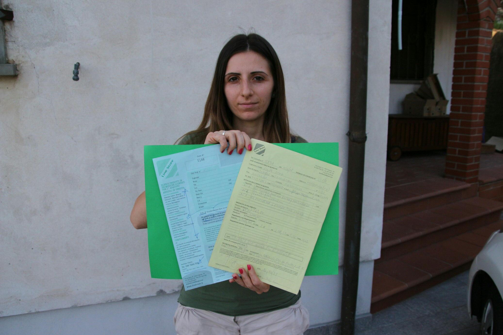 «Vi lascio il catalogo»: firmano e devono comprare merce per oltre 18mila euro 