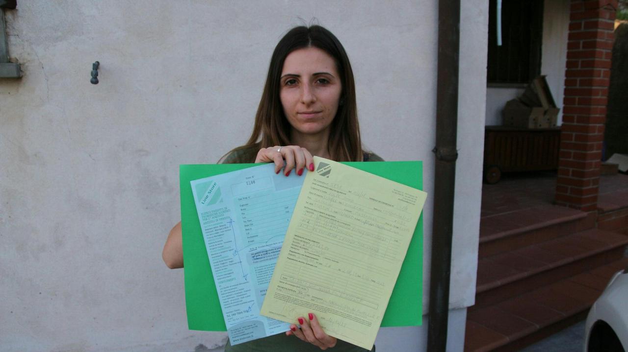 «Vi lascio il catalogo»: firmano e devono comprare merce per oltre 18mila euro