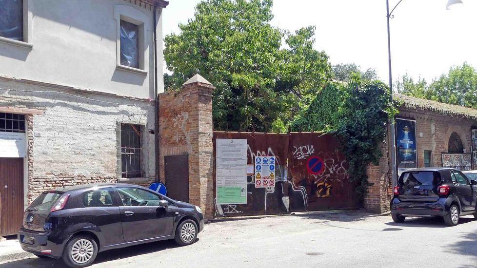 Profughi in via Baluardi nell'ex studentato, spunta l’opzione grattacielo