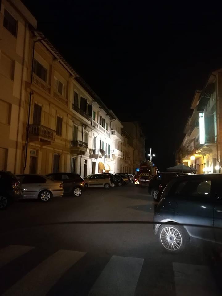 La squadra dei vigili del fuoco in via Giusti 